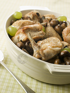 鸡蘑菇和葡萄的弗里卡西食物生产晚餐烹饪家禽白酒食品水果勺子刀具图片