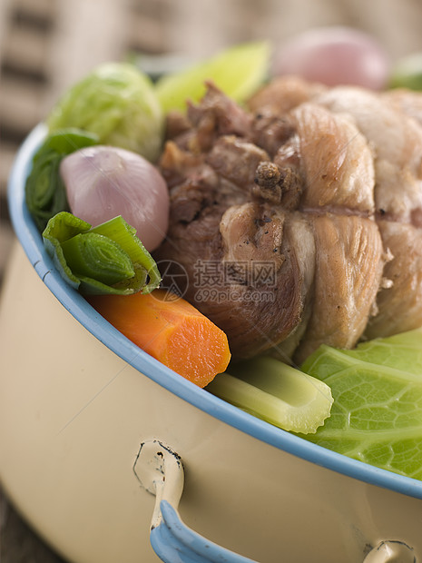 锅烧五花肉食物蔬菜萝卜肉汤农家芹菜梗大葱晚餐洋葱生产图片