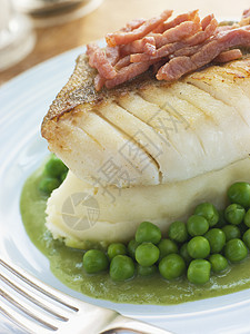 配有马什土豆豆和培根的烤鳕鱼水壶盘子英语食谱厨房厨艺食物用具晚餐鳕鱼猪肉图片