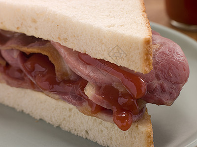 白面包上配番茄酱的培根三明治面包食物食谱食品熏肉调味品水平烹饪早餐盘子图片