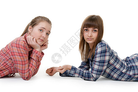 两个年轻的年轻美少女女朋友快乐白色女孩们学生青年微笑友谊地面女性图片