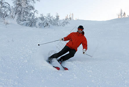 男子滑雪天空乐趣速度活动夹克旅行男人闲暇滑雪者假期图片