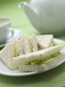 白面包上的黄瓜三明治和下午茶茶杯素食者英语烹饪黄瓜蔬菜沙拉酱食品盘子食谱图片