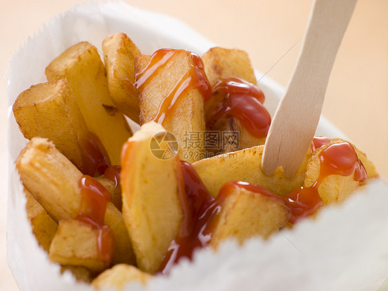 用木叉和番茄酱 装在袋子里的薯片厨房刀具食品筹码调味品餐具水平烹饪用具薯条图片