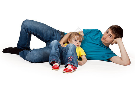 父亲和小女儿躺在地上孩子家庭成人婴儿父母喜悦夫妻童年乐趣牛仔裤图片