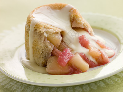 热苹果和鲁巴布夏洛特与Custard水果甜食蜜饯糖果烹饪面包黄油蛋糕食谱厨艺图片