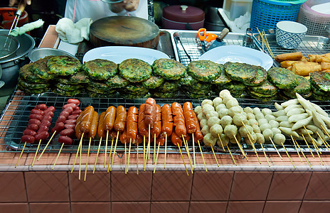 亚洲街头食品盘 配有斜面条的亚洲街餐图片