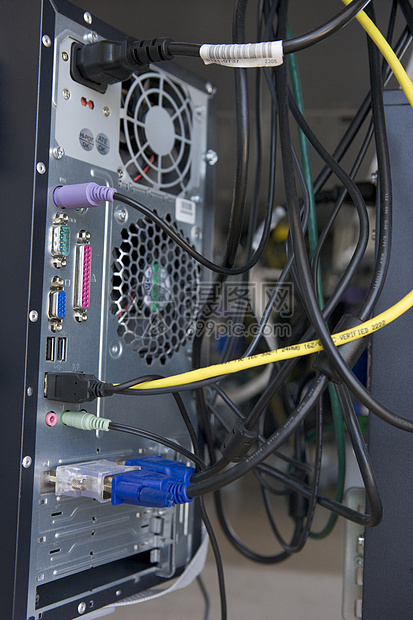 电脑调制解调器后背上许多电缆的镜头理念网线布线电脑金属经营电线交叉办公室工作站图片