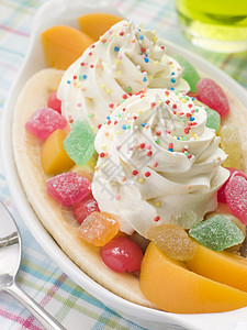 香蕉与桃子和分割冷冻小雨勺子奶油食谱香草儿童餐甜食甜点餐具背景图片