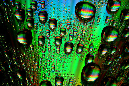 多彩水滴气泡飞沫淋浴液体宏观紫色反射彩虹雨滴雨水图片