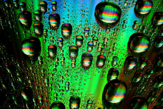 多彩水滴气泡飞沫淋浴液体宏观紫色反射彩虹雨滴雨水图片