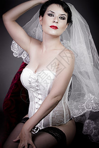 漂亮的新娘 戴面纱和白色内衣图片