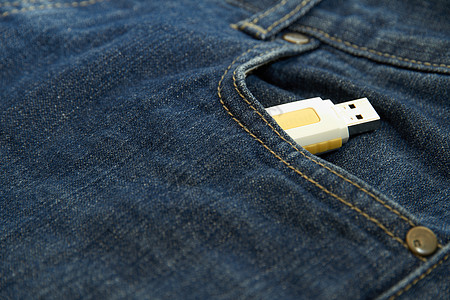 Pocket 中的黄色 USB 驱动器磁盘衣服牛仔裤闪光内存优盘记忆文件夹安全千兆位图片