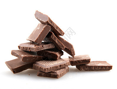 白色背景的破碎巧克力条甜点营养可可饮食宏观小吃巧克力诱惑食物牛奶图片