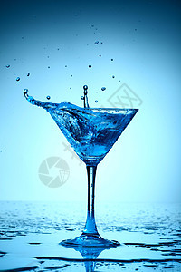 蓝鸡尾花蓝色果汁液体饮料药瓶酒吧酒杯餐厅食物反射图片