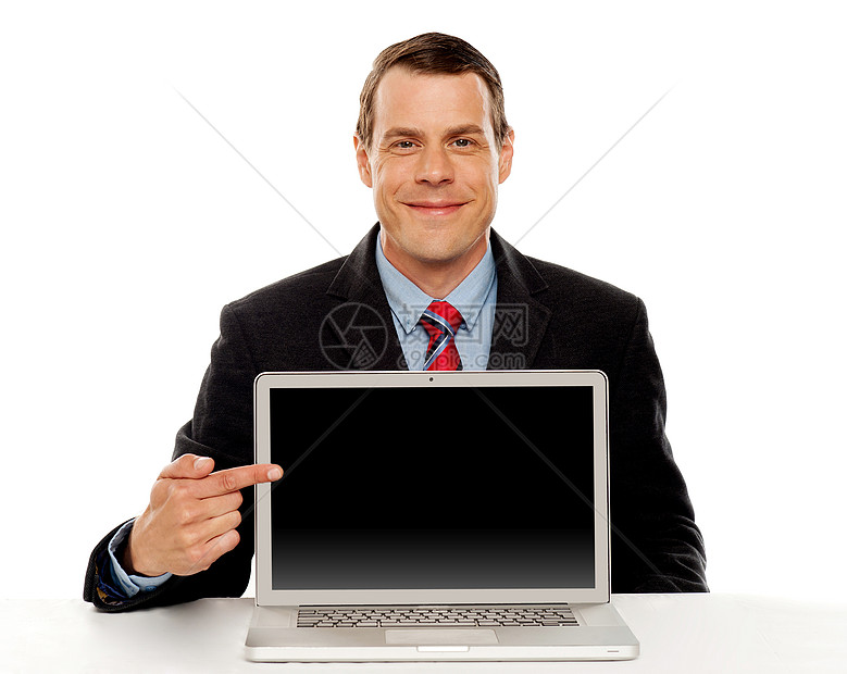 商务人士指向空白笔记本电脑屏幕男性商务企业家老板技术经理雇主员工黑屏顾问图片
