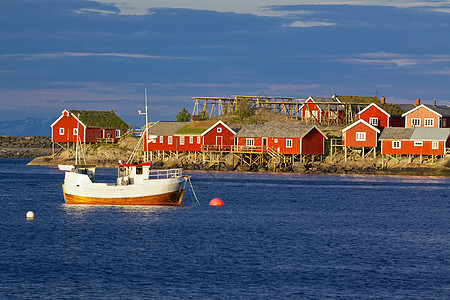 在 Lofoten 上重新编辑村庄峡湾红色小屋大豆风景房子渔船旅游胜地图片