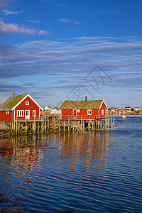 洛福顿岛上的渔船小屋大豆红色钓鱼村庄峡湾房子风景旅游胜地图片