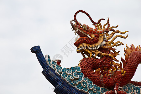 屋顶上的龙形状态雕塑宗教装饰品力量旅游双胞胎太阳文化天空历史图片