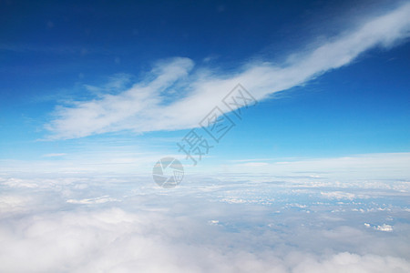云和蓝色的天空阳光海浪白色背景图片
