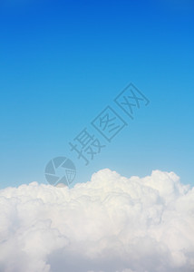 蓝色天空下云层白色阳光背景图片