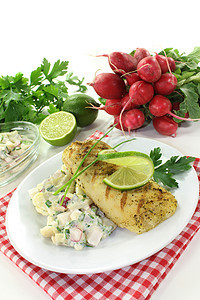 平方赫克沙拉低脂肪土豆鞭尾美味鱼片蔬菜白色盘子草药图片