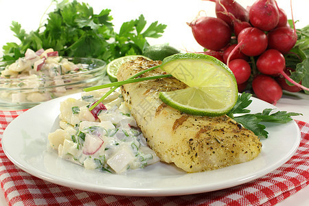 平方赫克蔬菜美味鱼片沙拉白色土豆萝卜美食草药盘子图片