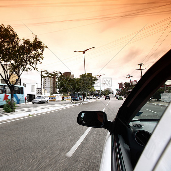 驾驶交通风景镜子假期蓝色汽车地平线街道旅行玻璃图片