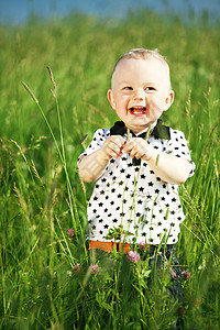 青草中的男孩童年木头天空衬衫植物男性喜悦场地金发婴儿图片
