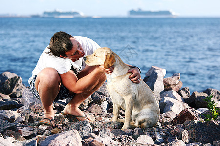 人和狗运动朋友们巧克力空气动物闲暇宠物微笑家庭男性图片