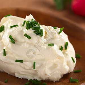新鲜奶油奶酪食物白色小吃盘子传播韭菜奶油状早餐奶制品图片
