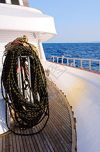 海洋游艇上捆绳巡航阳光闲暇天空气候冒险漂浮爱好血管航行图片