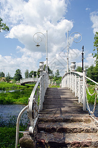 穿越公园流天空的白色装饰桥图片