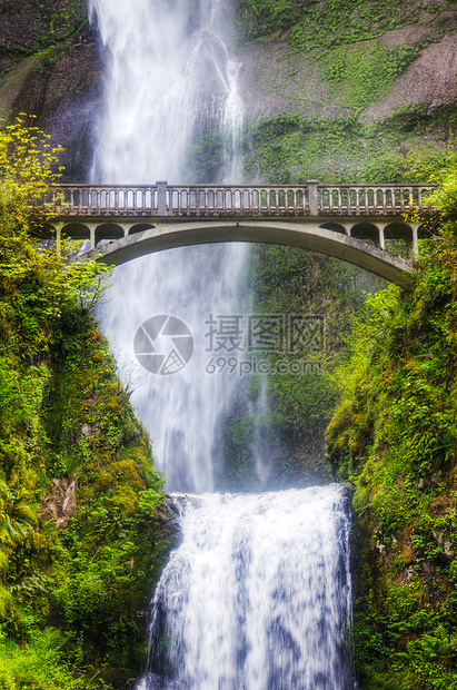 穆特诺马在清晨的阳光下坠落和桥溪流叶子池塘岩石自然悬崖太阳绿色森林旅行图片