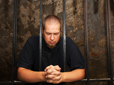 关在监狱后面的年轻人宗教犯罪囚犯细胞孤独安全监禁惩罚锁定死亡图片