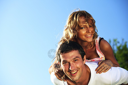 在天空中拥抱季节男性喜悦情人女性妻子友谊自由蓝色幸福图片