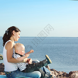 海边野餐黑发公园反射微笑蓝色女士男人女性孩子男性图片