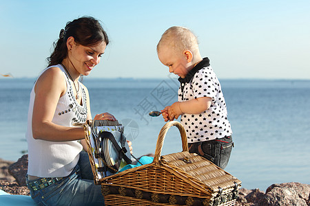 海边野餐男生假期微笑男人黑发儿子妈妈乐趣女性母亲图片
