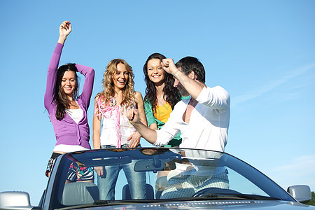 朋友在车里舞蹈女孩旅行微笑团队成人蓝色乐趣学生女士图片