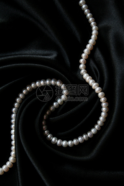 黑色天鹅绒背景上的白珍珠白色女性化光泽度项链珠宝手镯象牙丝绸细绳珠子图片