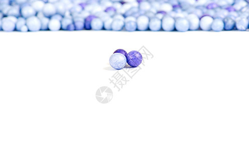 一个蓝色和两个紫色的小珍珠水晶石头装饰品工业艺术工宝藏项链吊坠工艺图片