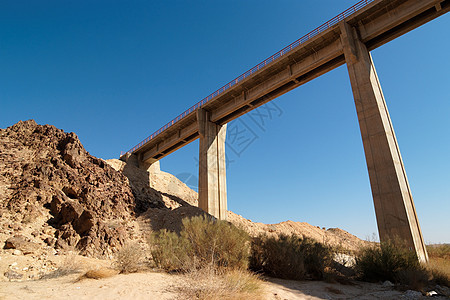 以色列内盖夫沙漠大克拉泽附近沙漠的桥梁图片