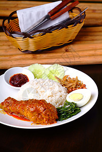 Nasi lemak 传统辣椒饭花生食物仁当雄鸡黄瓜油炸盘子美食白色图片