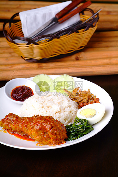 Nasi lemak 传统辣椒饭花生食物仁当雄鸡黄瓜油炸盘子美食白色图片