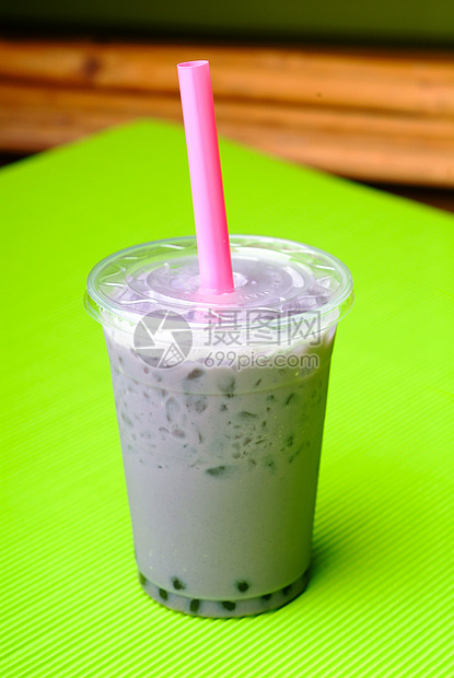 背景的珍珠奶茶冰镇奶油稻草味道紫色热带珍珠派对美食食物图片