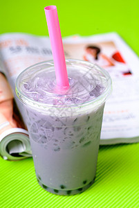 背景的珍珠奶茶奶油吸管液体消遣牛奶稻草冰镇紫色派对木薯图片