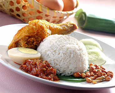 Nasi lemak 传统辣椒饭雄鸡花生白色盘子仁当食物油炸黄瓜美食图片