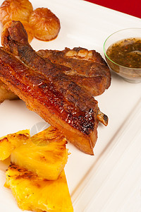 猪肉排菠萝烧烤美食吃饭盘子水平腌料服务图片