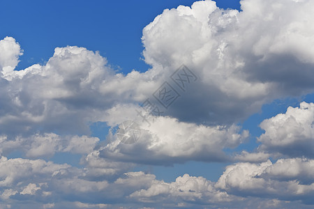 蓝色天空上美丽的云朵图片