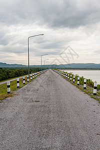 通往山顶大坝的公路图片